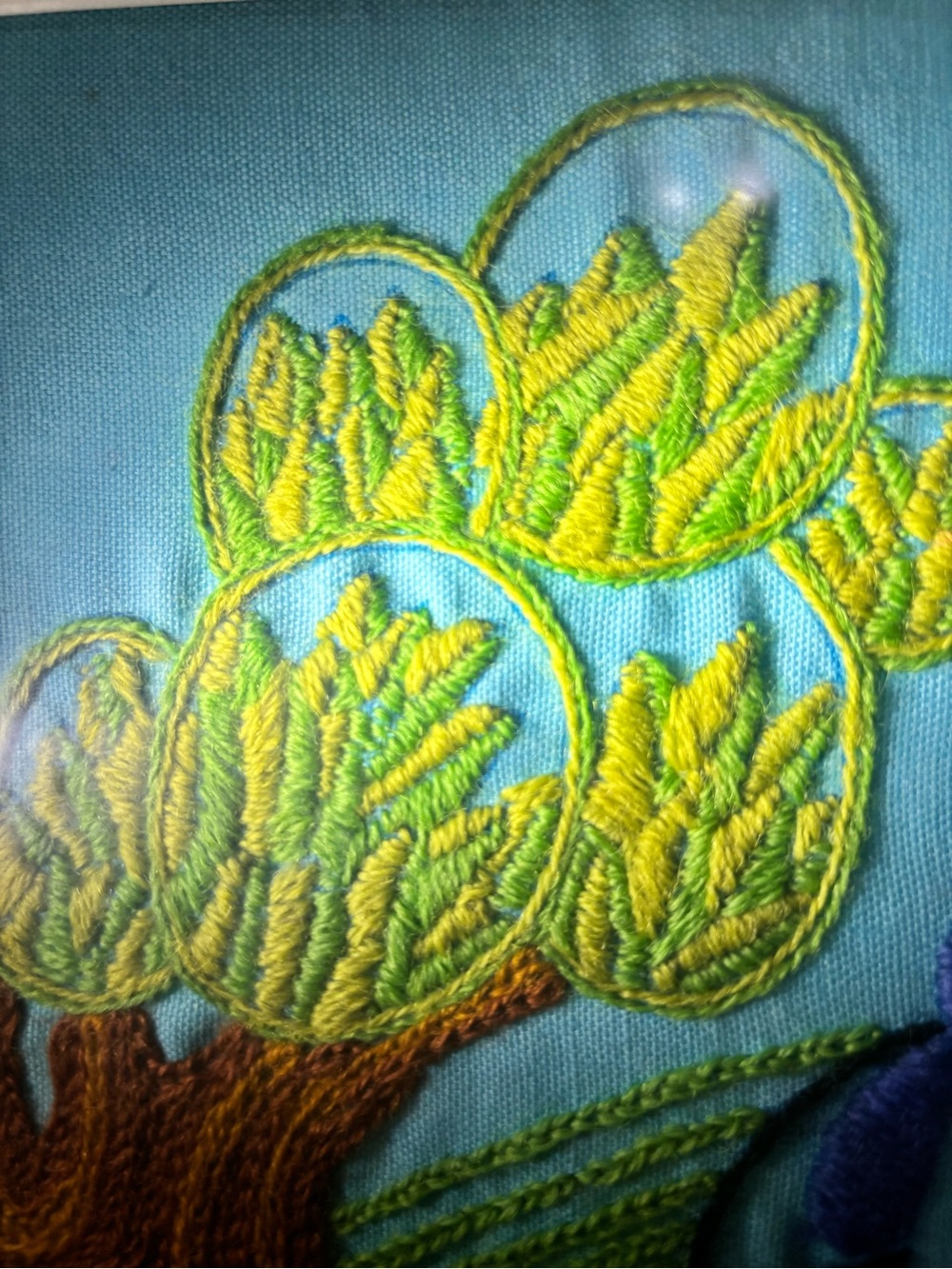VINTAGE NEEDLEPOINT / EMBROIDERED COW & PROFESSIONALLY FRAMED IN GLASS! - Picture 9 of 13